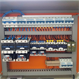 Montagem de quadros elétricos específicos para cada obra.
